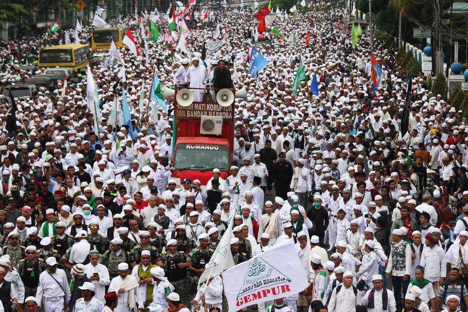 A long march of FPI people during a mass rally against Basuki "Ahok" Tjahaja Purnama in this file photo. (Antara Photo/Rivan Awal Lingga)