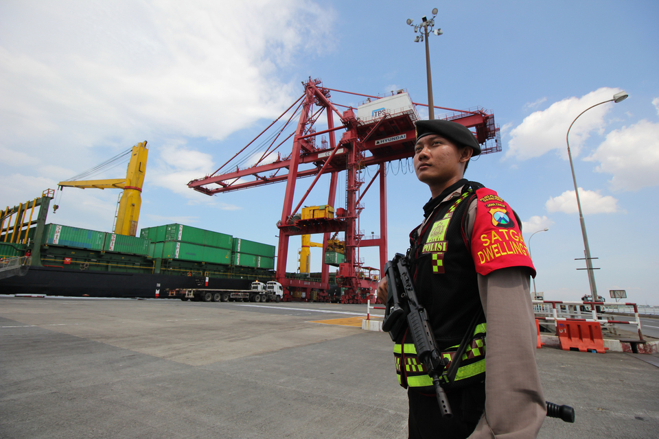 A police officer is deployed at a port to stifle extortion rackets. (Antara Photo/Didik Suhartono)