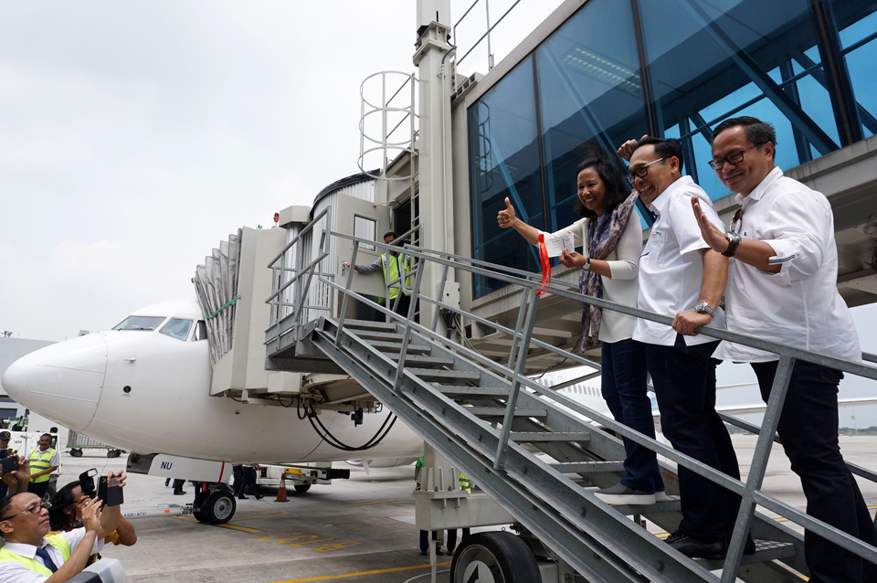 State-Owned Enterprises Minister Rini Soemarno, right, and Garuda Indonesia chief executive M. Arif Wibowo board the new Jakarta-Labuan Bajo flight on Thursday (27/10). (Antara Photo/Lucky R.)