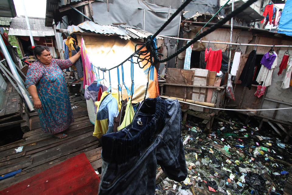 A housewife in the slum area of Kapuk Teko in Jakarta drying her laundry in the sun. Many people in living in Indonesia capital live in poverty. (Antara Photo/Rivan Awal Lingga)