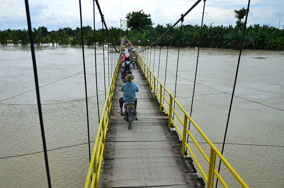 This file photo taken i Feb 2016 shows a cable bridge in Grobogan, Central Java.  Swiss man Toni Rüttimann builds bridges to help rural communities in developing countries gaining safer access for food, healthcare and education. For the past three years, Rüttimann has traveled under the radar to Indonesia's remote areas where access are limited.  (Antara Photo/Yusuf Nugroho)