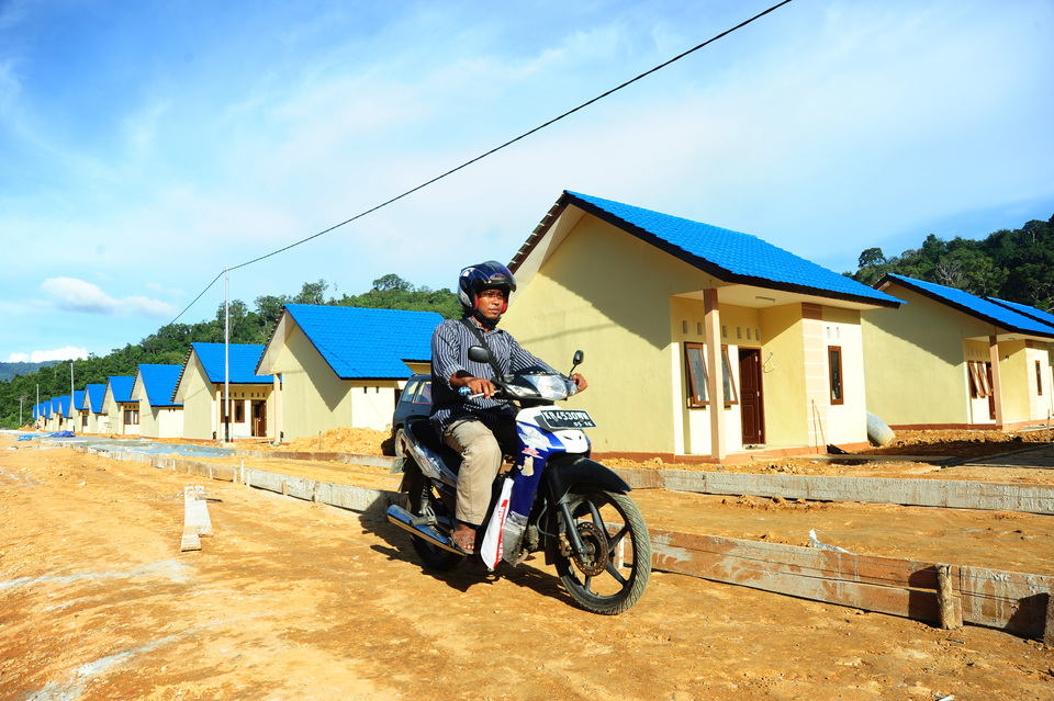 A motorcyclist rides across a low-cost housing complex in North Kayong Regency, West Kalimantan. (Antara Photo/Jessica Helena Wuysang)