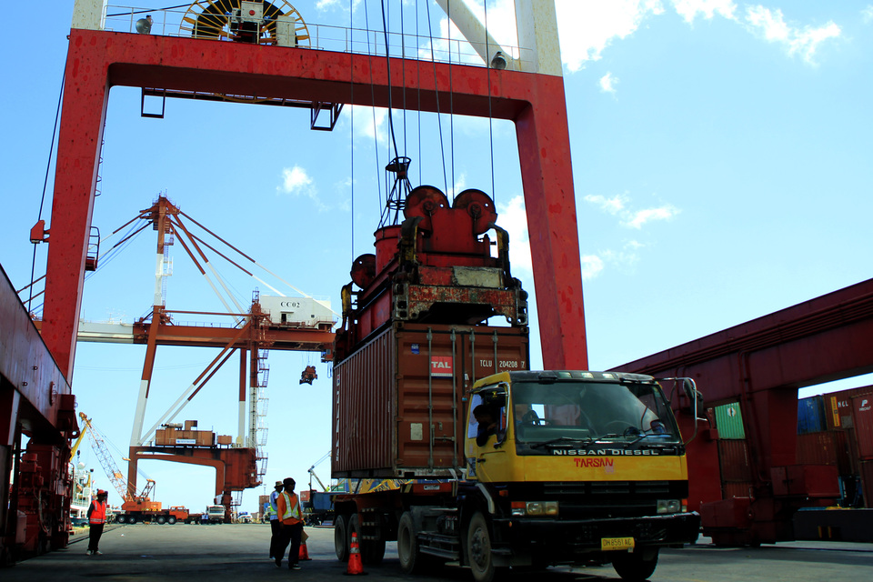 The number of bonded logistic centers in Indonesia has doubled to 28 in the last six months, proving that the country is on the right track to become the Asia-Pacific region's main logistics hub.  (Antara Photo/Kornelis Kaha)