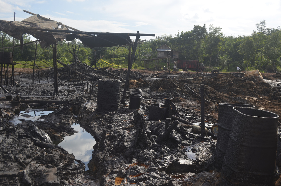 Oil and gas wells belonging to state energy company Pertamina in Mangun Jaya village, Musi Banyuasin, South Sumatra, on Tuesday (12/10). The company shut down the wells, which were illegally operated by local residents. (Antara Photo/Indra Goeltom)