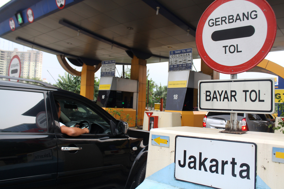 A driver entering the West Bekasi toll gate on the Jakarta-Cikampek toll road in Bekasi, West Java, on Tuesday (18/10). Toll road operator Jasa Marga announced that it will increase toll tariffs on the route on Saturday by an average of 11 percent. The new tariff will be Rp 15,000 ($1.15) for vehicle class 1, Rp 23,500 for class 2, Rp 30,000 for class 3, Rp 37,000 for class 4 and Rp 44,000 for Class 5. (Antara Photo/Risky Andrianto)
