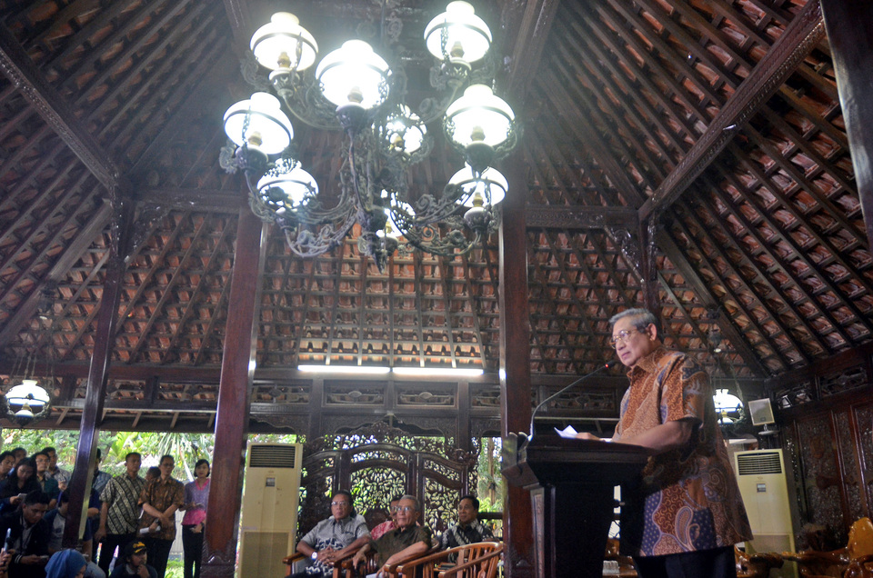 Former President Susilo Bambang Yudhoyono addressing the media at his house in Cikeas, Bogor district, West Java, on on Tuesday (25/10). (Antara Photo/Yulius Satria Wijaya)