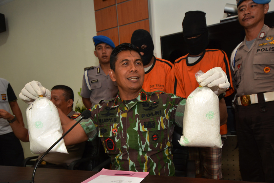 Central Sulawesi police chief Brig. Gen. Rudy Sufahriadi shows the press two bags of crystal meth seized from an ex-police officer in Palu on Tuesday (18/10). (Antara Photo/Basri Marzuki)