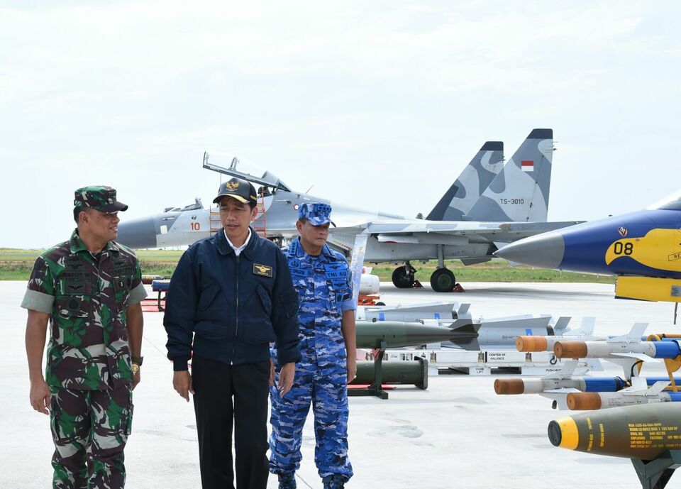 President Joko Widodo inspecting a military facility in Natuna Islands, Riau, on Thursday (06/10). (State Palace Photo)