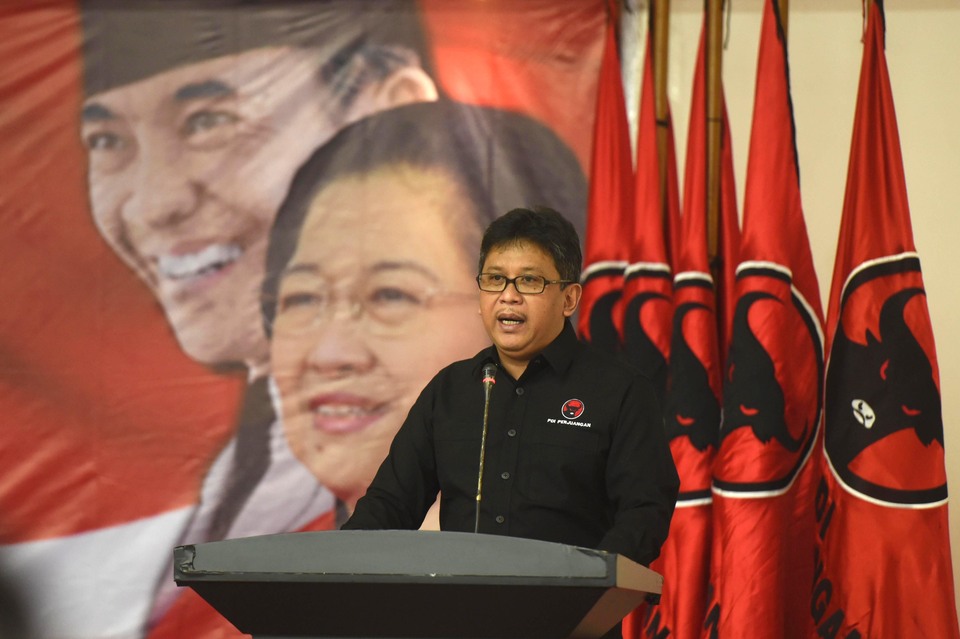 FILE - Indonesian Democratic Party of Struggle (PDI-P) Secretary-General Hasto Kristiyanto delivers a speech during a party gathering in Jakarta on April 5, 2017. (Antara Photo/Akbar Nugroho Gumay)