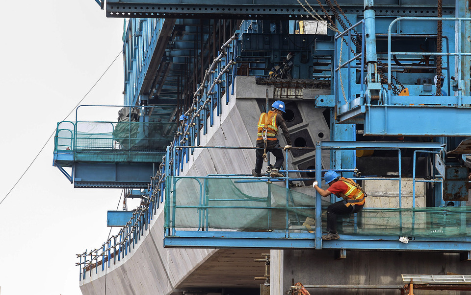 Construction continues on an MRT overpass in Lebak Bulus, South Jakarta, late last year. (SP Photo/Muhammad Adimadja)