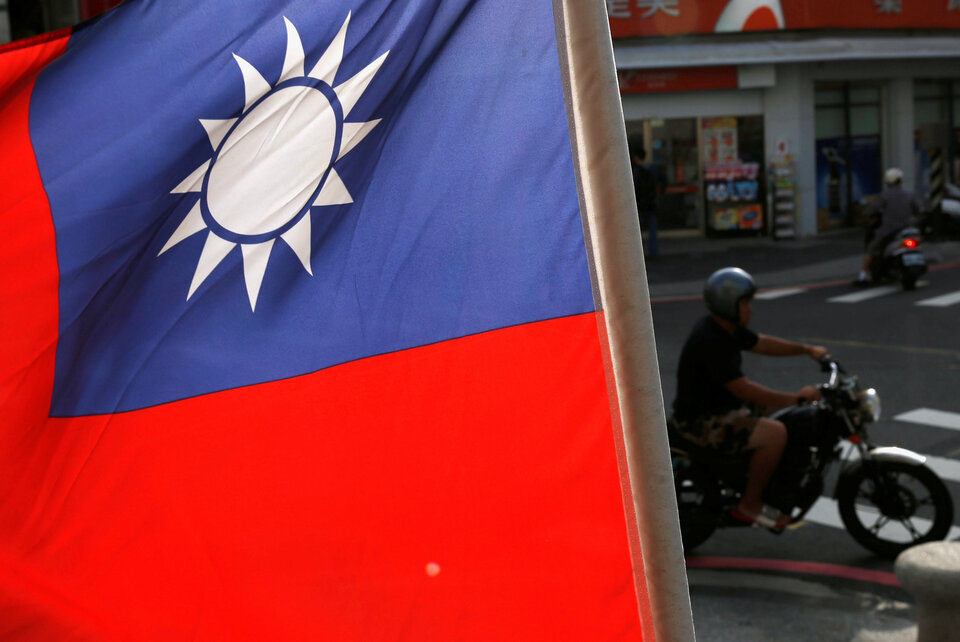 Taiwan has lodged a protest against Cambodia's decision to send suspects in a telecoms fraud scheme, including seven Taiwanese nationals, to China for investigation, the self-ruled island's foreign ministry said on Thursday (27/07). (Reuters Photo/Tyrone Siu) 