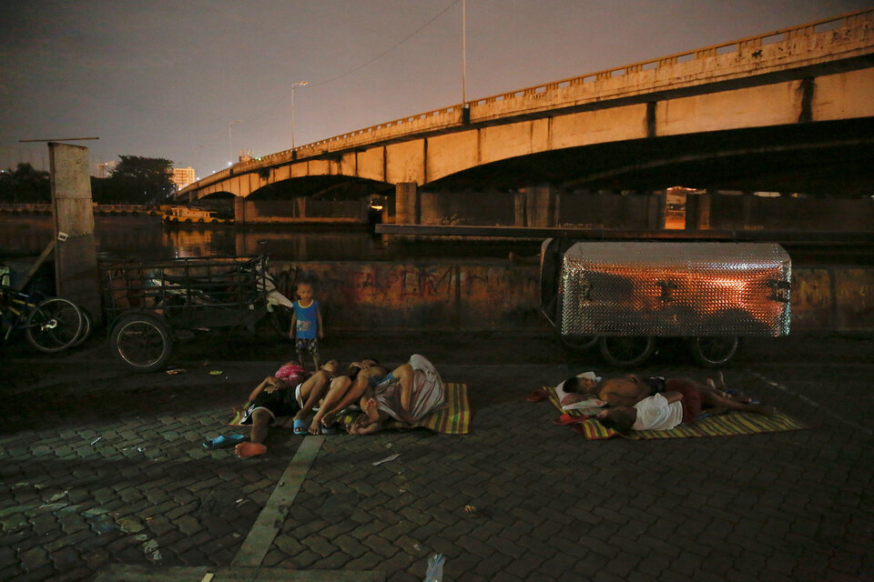 People sleep in open air in Tondo, Manila, Philippines early October 18, 2016. Local residents from the neighbourhood in Manila's slum of Tondo in which several people were killed in drugs related operations, say there are more people sleeping outside their homes since the beginning of the country's war on drugs fearing for their safety.  (Reuters Photo/Damir Sagolj)