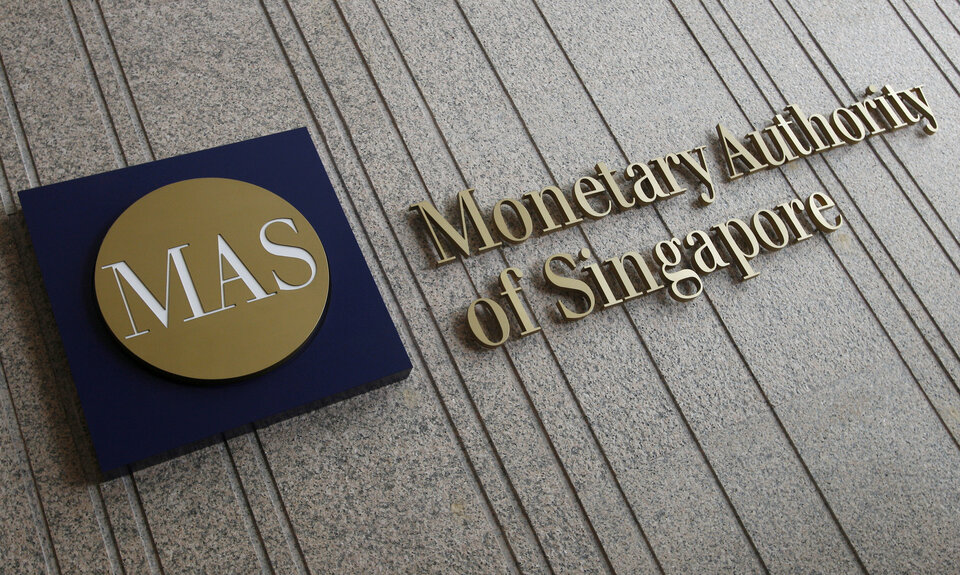 The Monetary Authority of Singapore (MAS) on Wednesday (01/11) said it has barred two individuals involved in breaches related to Malaysia's 1MDB fund from taking part in financial services management and advisory activities. (Reuters Photo/Edgar Su)
