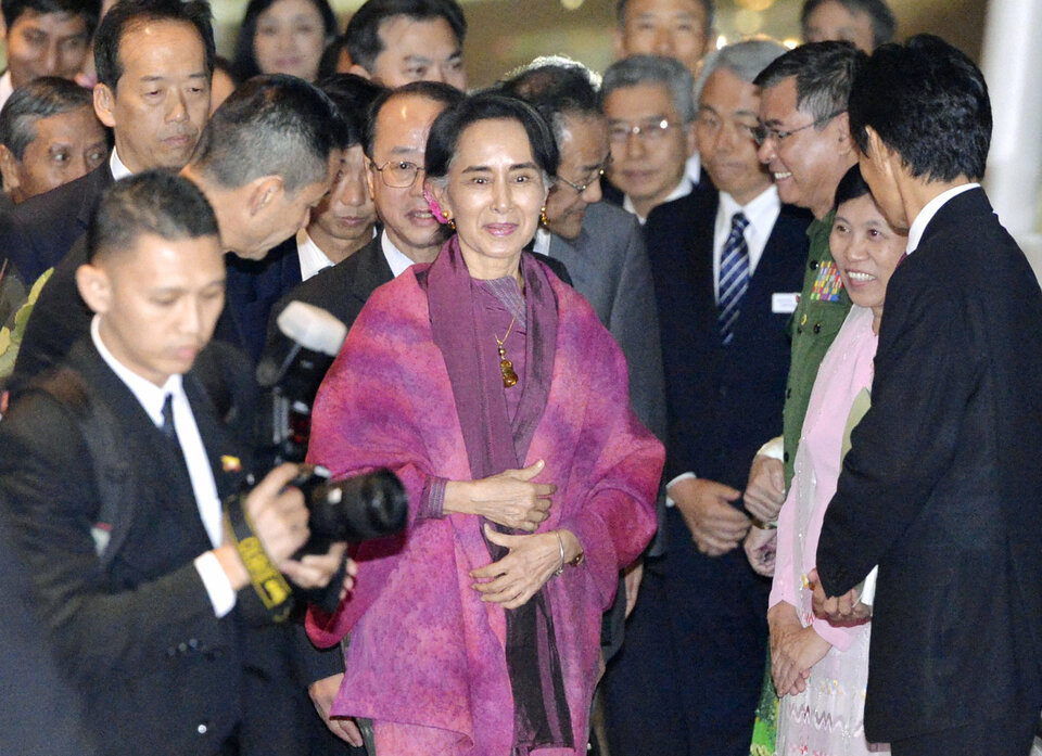 Myanmar State Counselor Aung San Suu Kyi (C) walks upon her arrival at the Haneda International airport in Tokyo, Japan November 1, 2016.  (Reuters Photo/Kyodo)