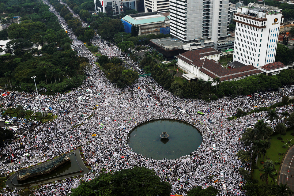 An aerial view shows members of hardline Muslim groups attending a protest against Jakarta's incumbent governor Basuki Tjahaja Purnama, an ethnic Chinese Christian running in the upcoming election, in Jakarta, Indonesia, on Nov. 4. (Reuters Photo/Beawiharta)