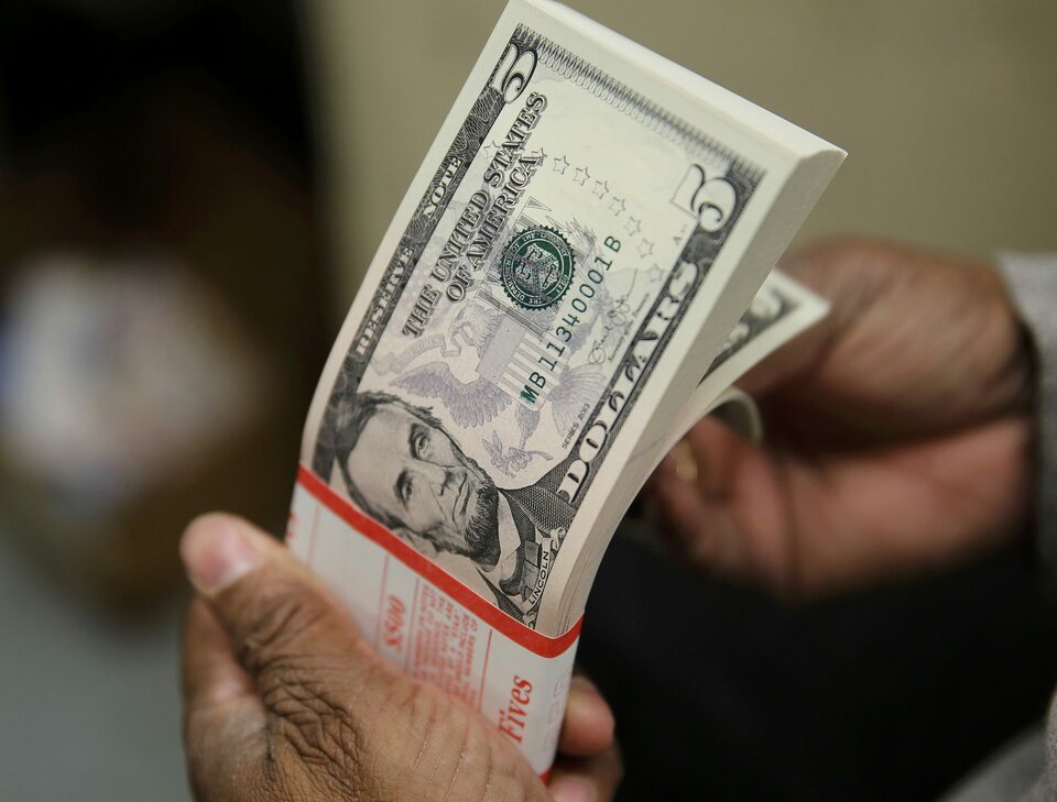 The value of the rupiah has stabilized in recent days as the domestic supply of dollars has increased due to inflows from returning investors and more exporters converting their earnings, Bank Indonesia Governor Perry Warjiyo said on Friday (21/09). (Reuters Photo/Gary Cameron)
