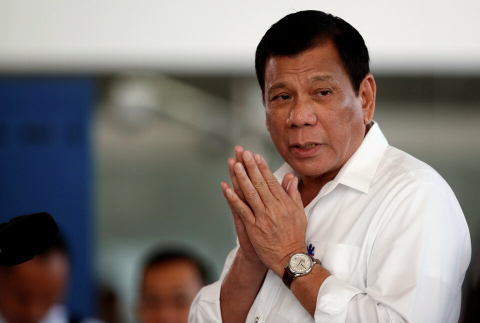 Philippines President Rodrigo Duterte apologized to South Korea on Thursday (26/01) after policemen killed one of its citizens, then said he wanted to hang rogue police and send their heads to Seoul.  (Reuters Photo/Erik De Castro)