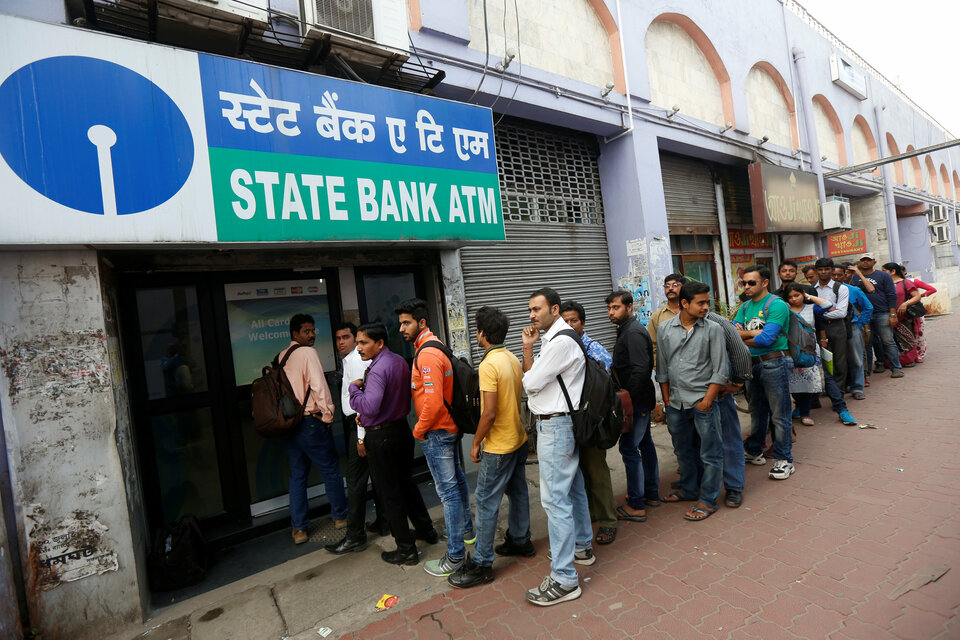 People queue outside an ATM of State Bank of India (SBI) to withdraw money in Kolkata, India, November 22, 2016. (Reuters Photo/Rupak De Chowdhuri)