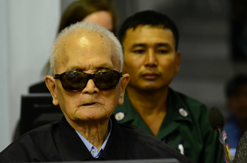 Former Khmer Rouge leader Nuon Chea (L) sits at the Extraordinary Chambers in the Courts of Cambodia (ECCC) during an announcement of the judgement on the appeals in Case 002/01 against former Khmer Rouge leaders Nuon Chea and Khieu Samphan, on the outskirts of Phnom Penh, Cambodia, November 23, 2016.  (Reuters Photo/Extraordinary Chambers in the Courts of Cambodia)