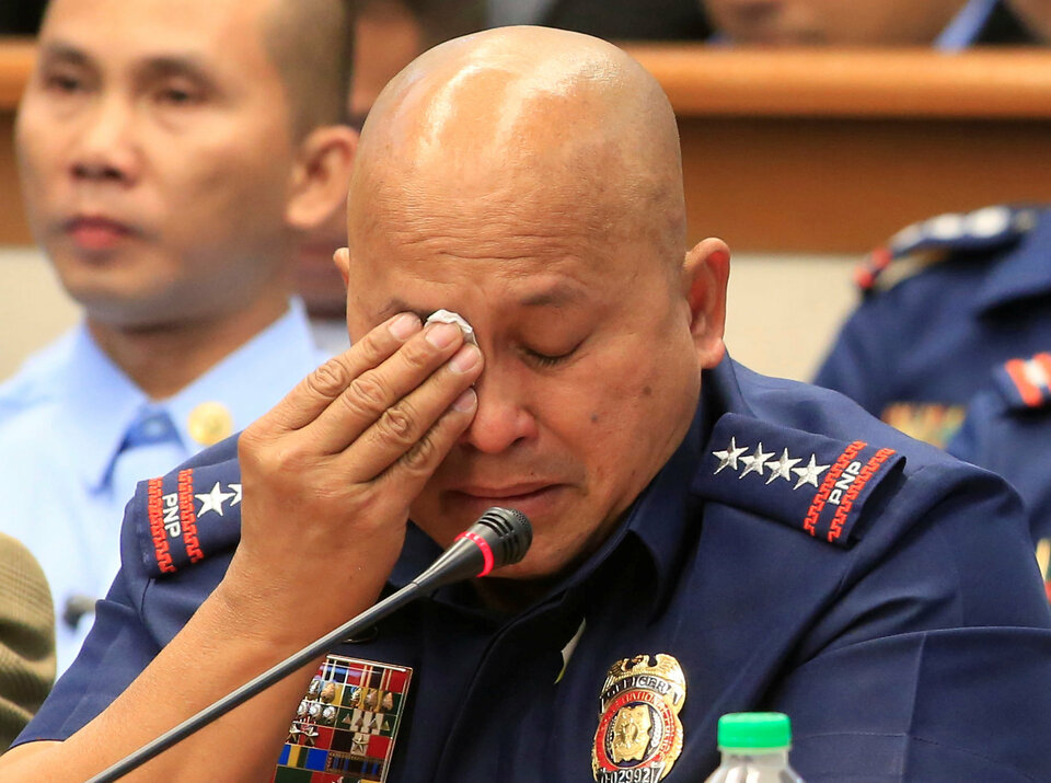 Philippine National Police chief Ronald Dela Rosa wipes his tears after answering questions, during a joint hearing session of the committee on public order and dangerous drugs and the committee on justice and human rights, at Senate headquarters in Pasay city, metro Manila, Philippines November 23, 2016.  (Reuters Photo/Romeo Ranoco)