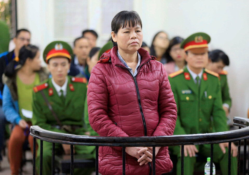 Can Thi Theu, a farmer and land protection activist, stands in the dock during her appeal trial at a court in Hanoi, Vietnam November 30, 2016.  (Reuters Photo/VNA)
