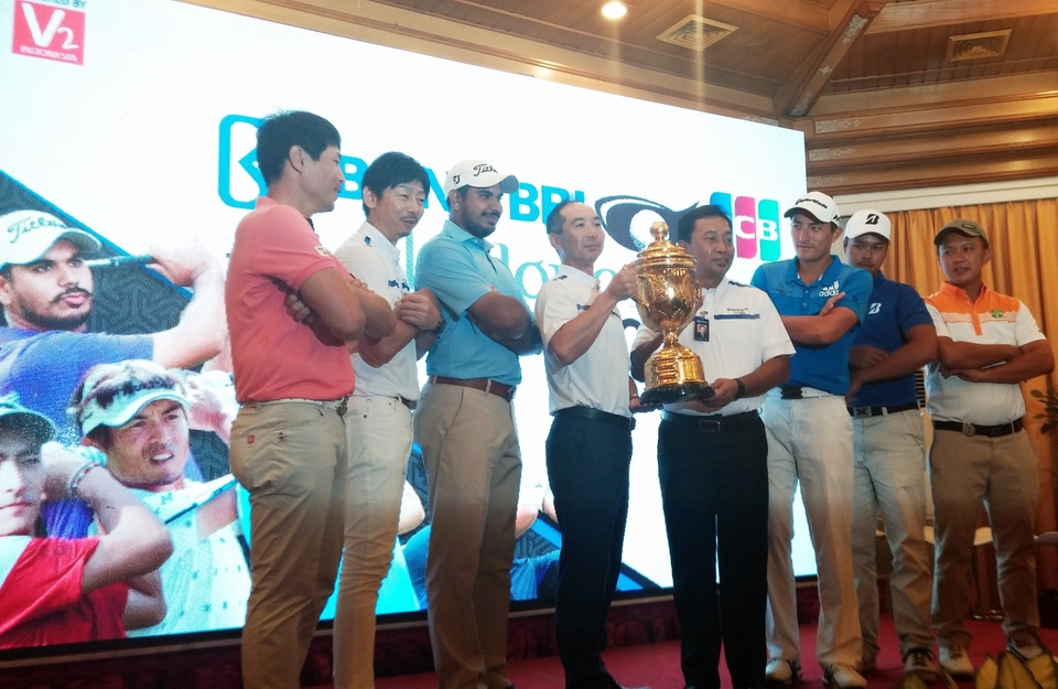 Bank Rakyat Indonesia director Sis Apik Wijayanto, center, and a JCB representative holding the Indonesia Open trophy at a press conference in South Jakarta on Tuesday (15/11). (JG Photo/Amal Ganesha)