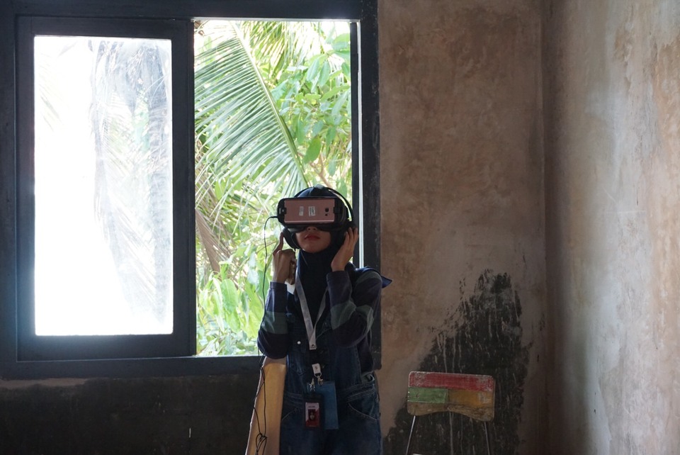 A visitor uses Oculus VR Headset to view "Notes on Blindness" in Kota Tua, Jakarta on Sunday (20/11). (JGPhoto/Sheany)