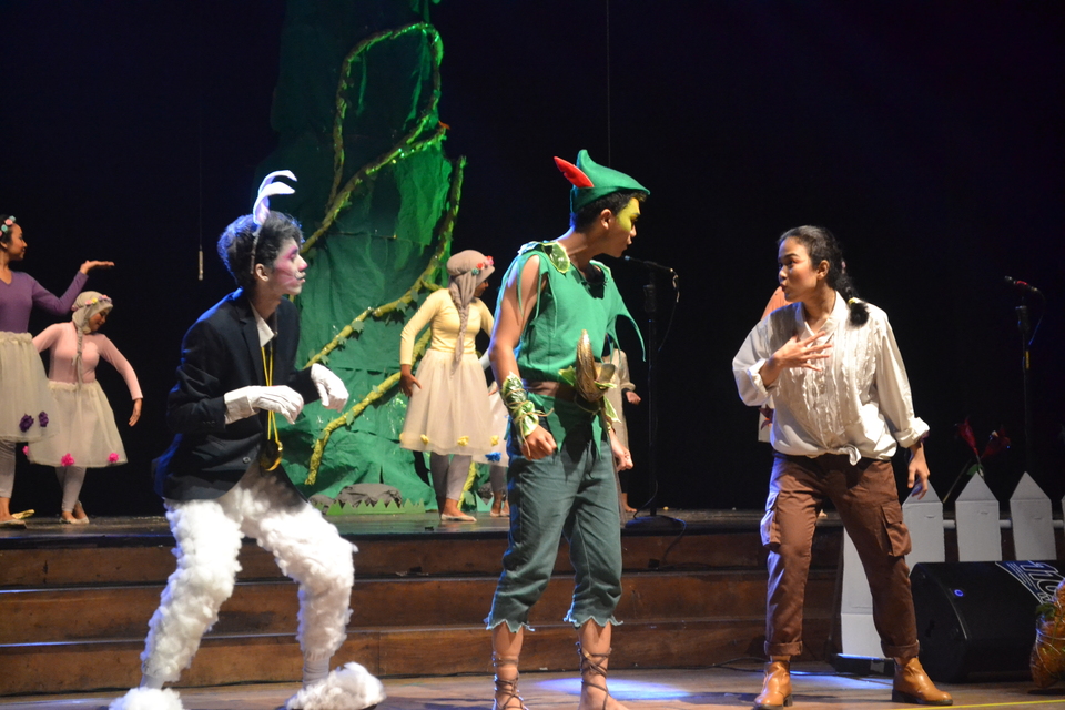 Gadjah Mada University's English Literature students perform 'Into the Wonderland,' a musical with a script written in English, at Taman Budaya Yogyakarta on Sunday (13/11). (JG Photo/Dhania Putri Sarahtika)