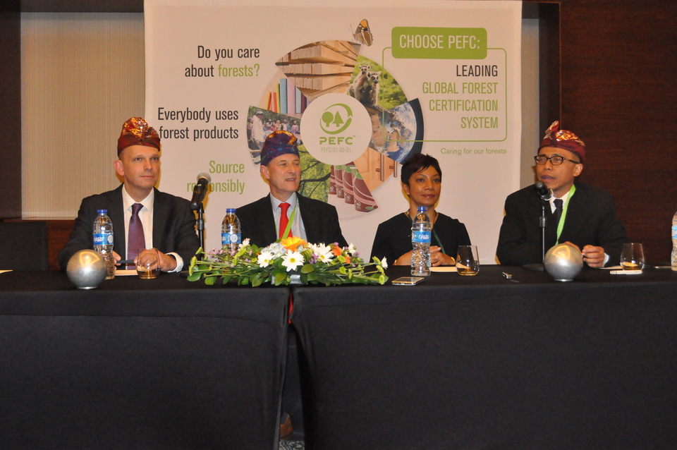 From left to right, Ben Gunneberg, chief executive and secretary general of PEFC, PEFC chairman Peter Latham, PEFC vice-chairman Sheam Satkuru Ganzella and IFCC chairman Dradjad WIbowo at a press conference in Kuta, Bali. (Photo courtesy of IFCC)