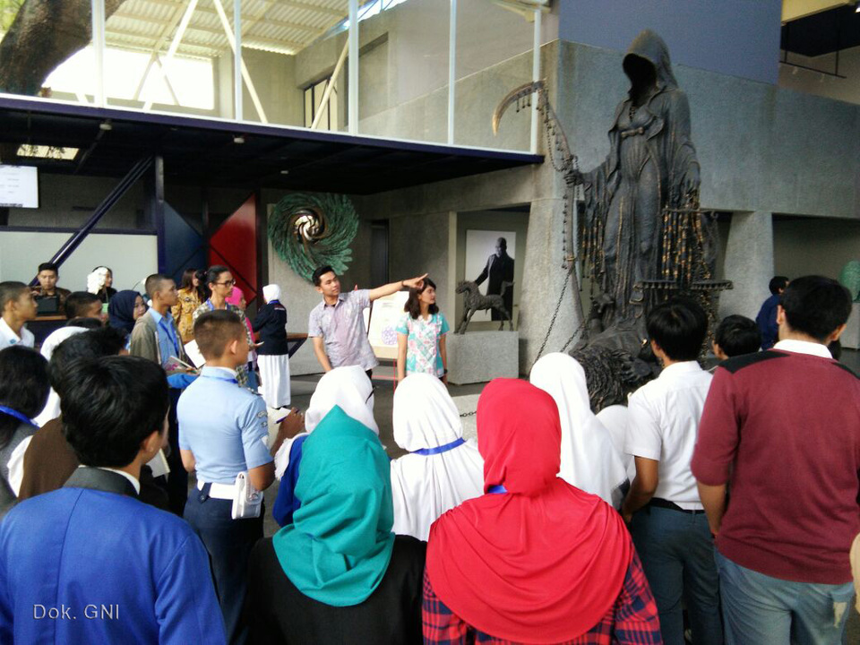 Participants appreciate the work of I Nyoman Nuarta at NuArt Sculpture Park, Bandung. (Photo Courtesy of Galeri Nasional Indonesia)