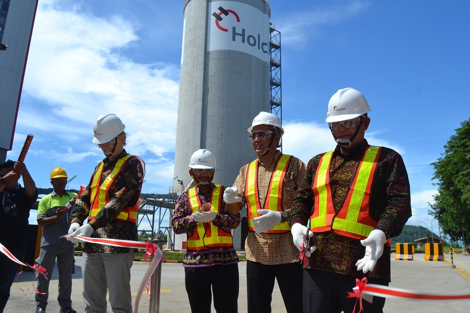Holcim Indonesia president director Gary Schutz, left, and South Lampung deputy district head Nanang Hermanto, right, during the inauguration of the company's cement terminal in Lampung on Friday (11/11). (Photo courtesy of Holcim Indonesia)