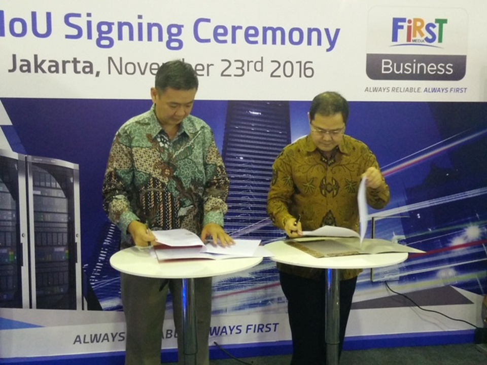 Link Net signing a memorandum of understanding with Graha Teknologi Nusantara for its newly launched product, First Media Business, at the Indonesia Internet Expo & Summit 2016 in Jakarta on Wednesday (23/11). (Photo courtesy of Link Net)