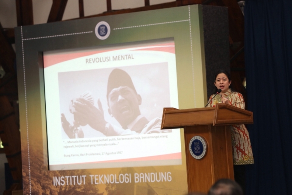 Coordinating Minister for Human Development and Cultural Affairs, Puan Maharani, delivers a public lecture at Bandung Institute of Technology (ITB) on Wednesday (16/11). (Photo courtesy of Coordinating Ministry for Human Development and Cultural Affairs)