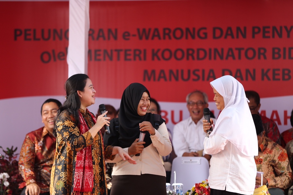 Coordinating Human Development and Cultural Affairs Minister Puan Maharani during the launch of 15 e-warung outlets in Banyumanik, Semarang, Central Java, on Friday (28/11). (Photo courtesy of the Coordinating Ministry for Human Development and Cultural Affairs)