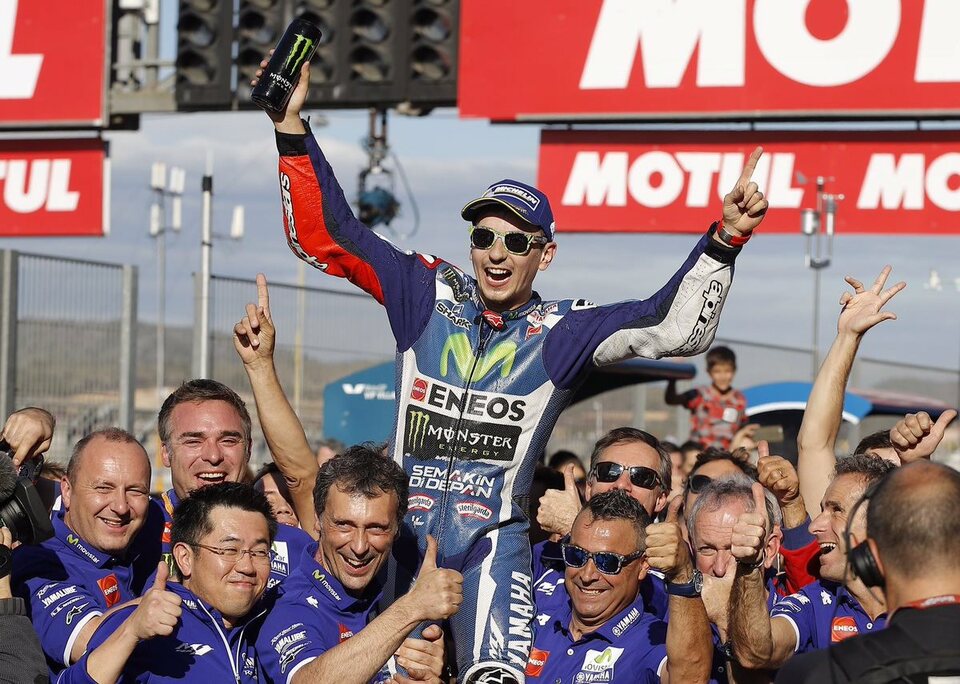 Yamaha MotoGP team members hold Jorge Lorenzo after the win in Valencia, on Sunday (13/11). (Photo courtesy of Jorge Lorenzo's official Twitter account)