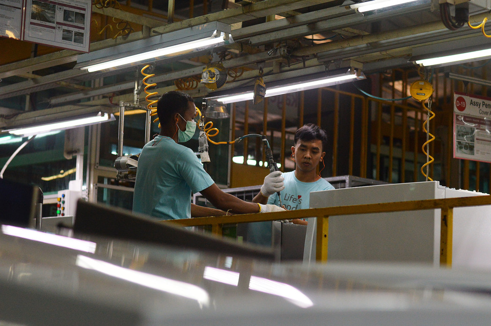 Indonesia's manufacturing industry contracted in October as falling order led businesses to lower output, scale down input buying levels and cut back on employment. (B1 Photo/Danung Arifin)