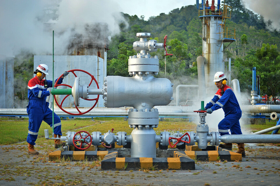 Indonesia will remove a land tax for companies exploring for geothermal energy resources next year, according to a finance ministry regulation signed last week. (B1 Photo/Danung Arifin)