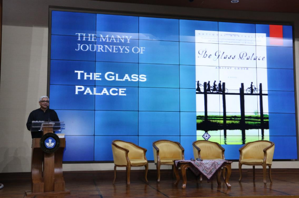 Internationally acclaimed author Amitav Ghosh speaking about his award-winning historical classic 'The Glass Palace' during a book-reading session in Jakarta on Monday (31/10). (Photo courtesy of the Indian Embassy)