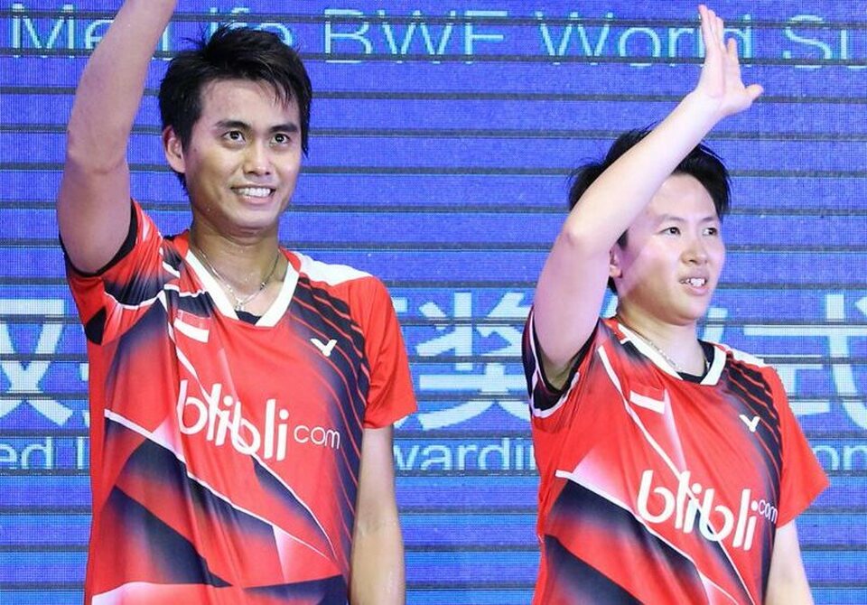 Tontowi Ahmad and Liliyana Natsir waving after winning the 2016 China Open on Sunday (20/11). (Photo courtesy of Indonesian Badminton Federation PBSI)