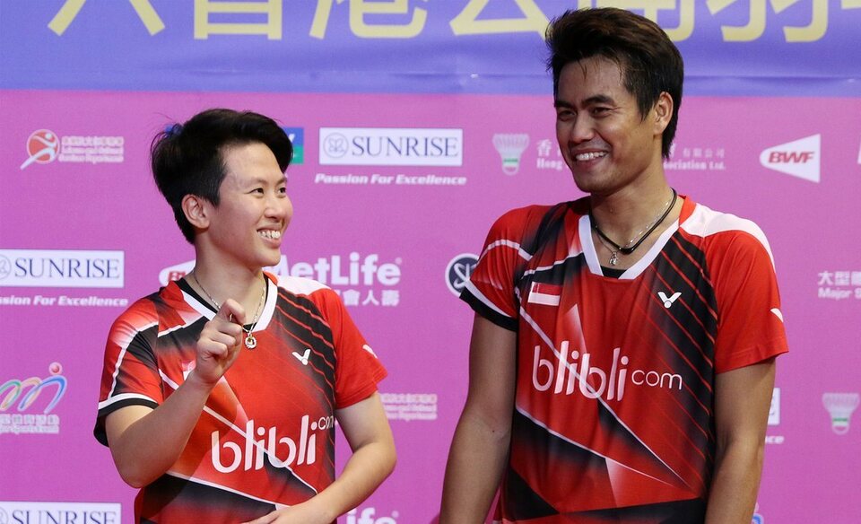 Liliyana Natsir, left, and Tontowi Ahmad win the 2016 Hong Kong Open Super Series on Sunday (27/11). (Photo courtesy of Indonesian Badminton Federation PBSI)