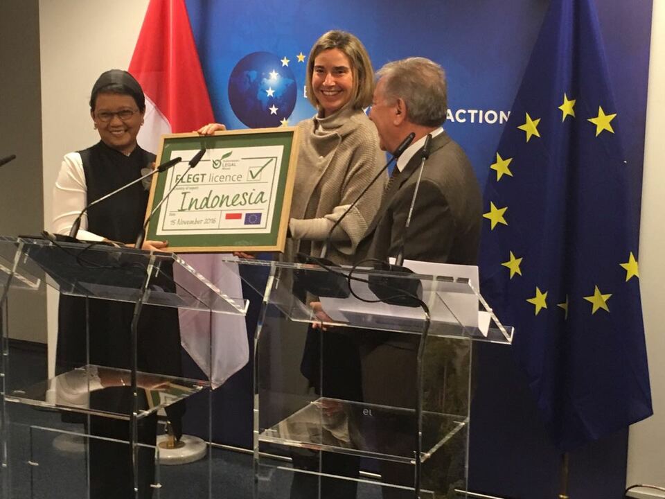 Foreign minister Retno Marsudi and EU High Representative Federica Mogherini hold up the new FLEGT-VPA license in Brussels, Belgium, on Monday (28/11). (Photo courtesy of Foreign Ministry)