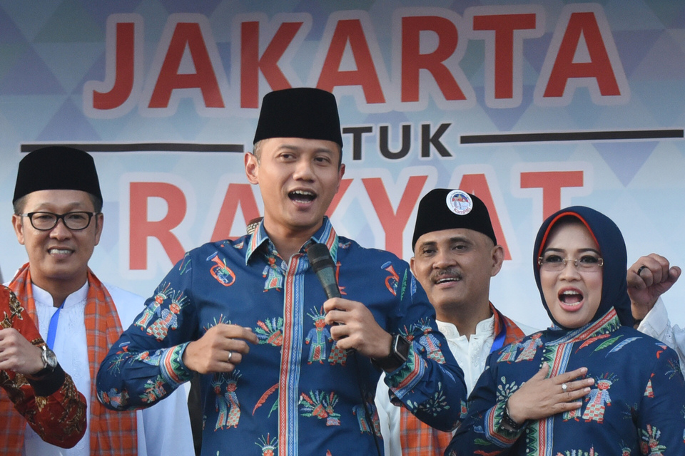 Police have issued a first summons to Jakarta deputy gubernatorial candidate Sylviana Murni, right, for questioning as a witness in a graft investigation involving the construction of a mosque in Central Jakarta in 2010. (Antara Photo/Akbar Nugroho Gumay)