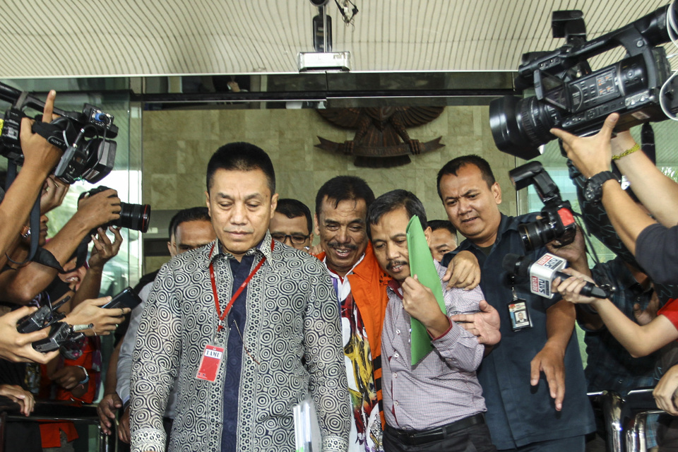 Madiun Mayor Bambang Irianto, center, after questioning at the KPK building in December. (Antara Photo/Muhammad Adimaja)