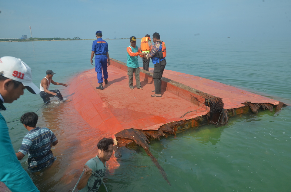 A search and rescue team examines a shipwreck in the Sluke Sea near Rembang in Central Java on Thursday (24/11). (Antara Photo/Yusuf Nugroho)