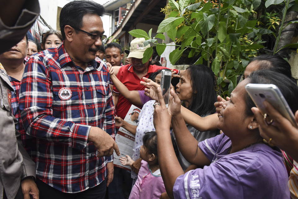 Deputy Governor Djarot Saiful Hidayat will seek permission from a grandson of Nahdlatul Ulama founder Hasyim Asy'arie, Salahuddin Wahid, commonly referred to as Gus Sholah, to name a new Jakarta mosque after his grandfather.(Antara Photo/Hafidz Mubarak A.)