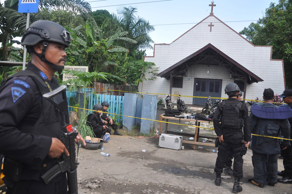 Security is heightened over the holiday period after a string of terror threats, including the November bombing of a church in East Kalimantan. (Antara Photo/Amirulloh)