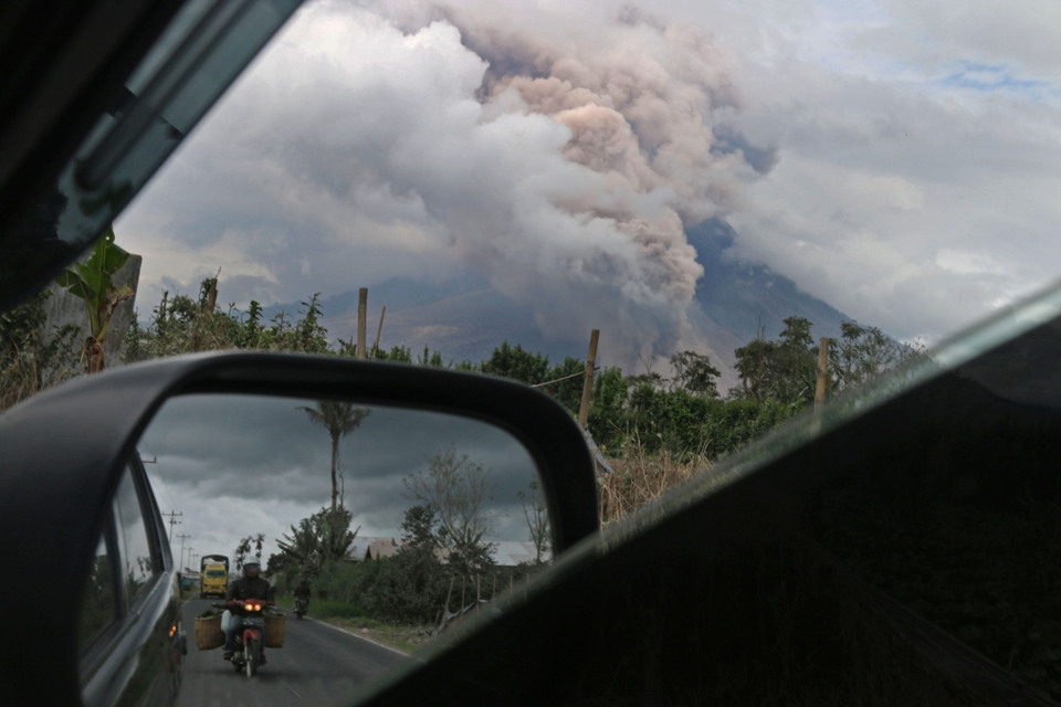 Mount Sinabung in Karo, North Sumatra, spews hot ash on Saturday (12/11). (Antara Photo/Irsan Mulyadi)