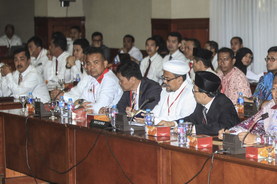 A member of the National Police Commission (Kompolnas) who attended the case exposé related to blasphemy allegations against Jakarta Governor Basuki 'Ahok' Tjahaja Purnama on Tuesday (15/11), has advised the public not to be provoked by the details, despite efforts by irresponsible parties. (Antara Photo/Muhammad Adimaja)