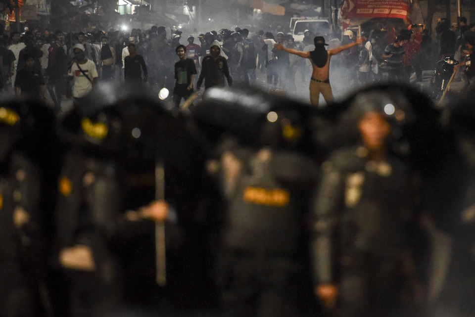 Police and rioters face off in Penjaringan, North Jakarta, late Friday (04/11). (Antara Photo/Hafidz Mubarak A)