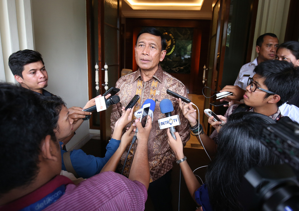 Chief Security Minister Wiranto said the government will review the controversial proposal to appoint high-ranking police officers as acting governors in the upcoming simultaneous regional elections after a meeting with related institutions in Jakarta on Monday (05/02). (Antara Photo/Reno Esnir)